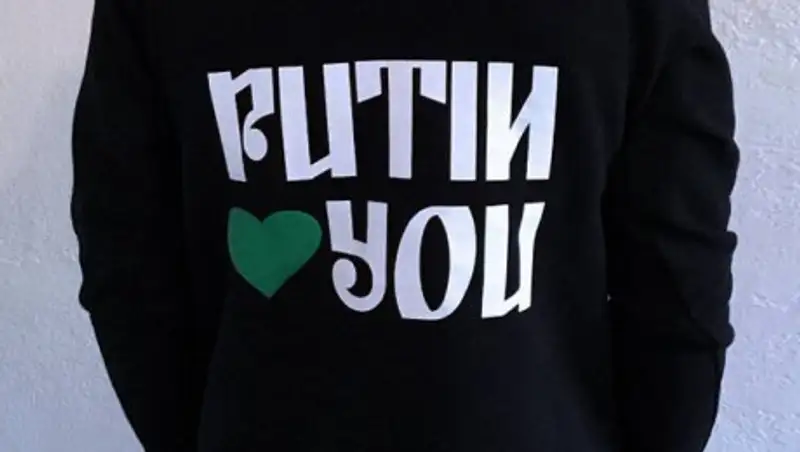 Американский дизайнер посвятил рождественскую коллекцию одежды Путину