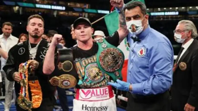 "Канело" досрочно победил Сондерса и объединил три титула чемпиона мира
