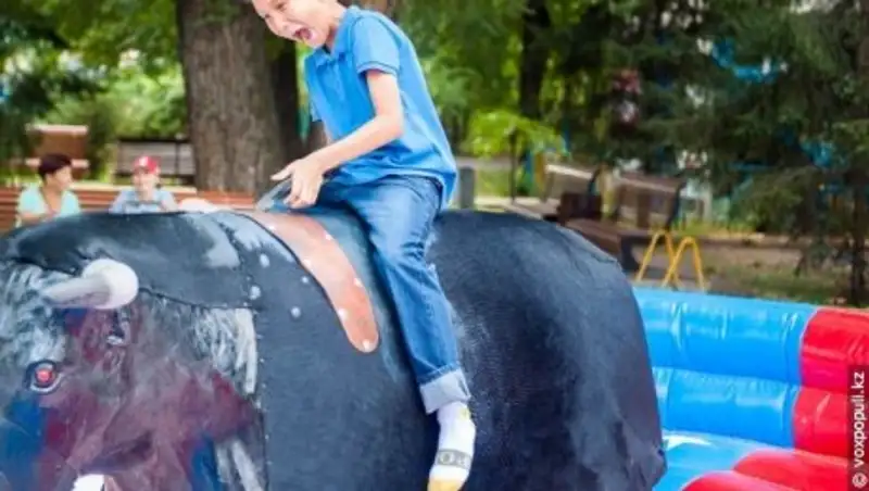 На аттракционе в Алматы мальчик сломал руку