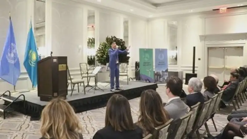 Казахстанский певец завоевывает популярность в США