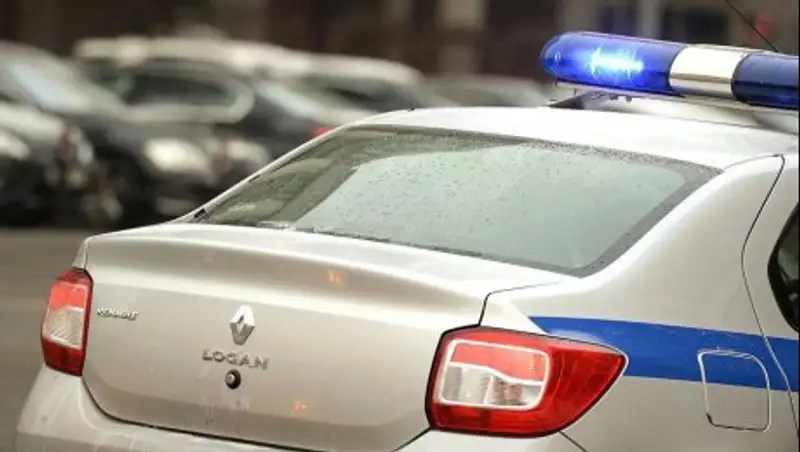 В Алматы полицейский перевел бабушку через дорогу