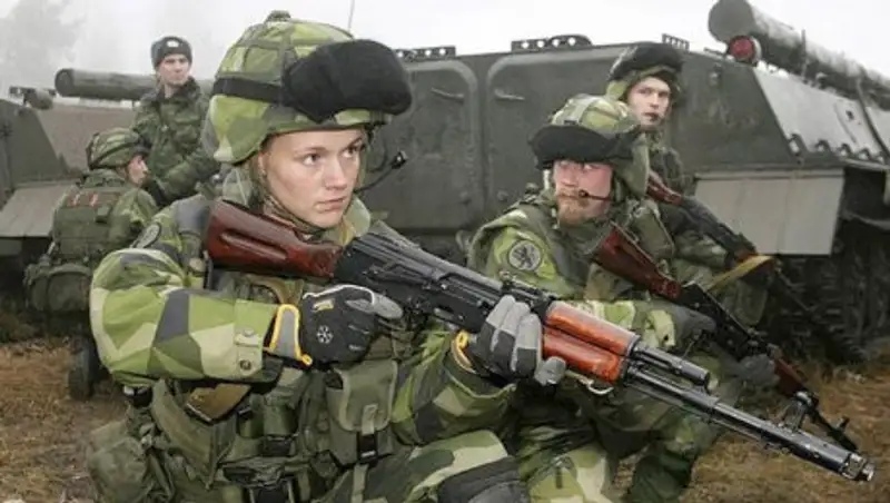 В Швеции мужчин и женщин обяжут служить в армии