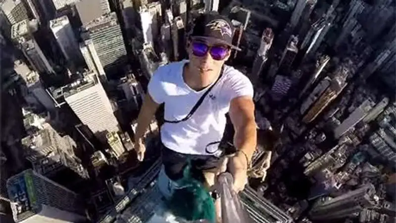 Самое страшное селфи: мужчина забрался на шпиль небоскреба в Гонконге