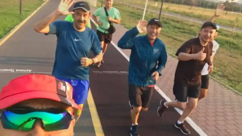 Джаксыбеков отметил начало своего дня рождения пробежкой с Масимовым