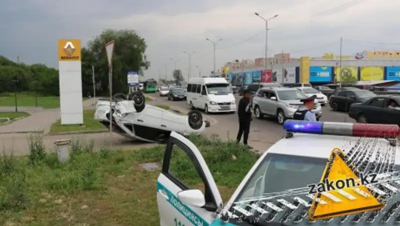 В Алматы перевернулся автомобиль LADA Granta
