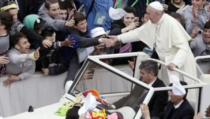 Папа Римский отказался от бронированного папамобиля