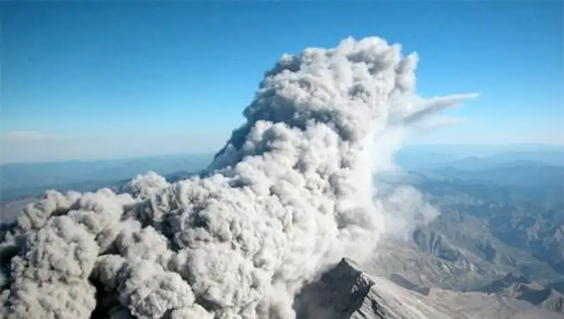 Шлейф от извержения вулкана Жупановский на Камчатке протянулся на 50 километров