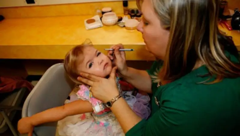 Побои, издевательства и кастрация: на что идут родители, чтобы заработать денег на детях