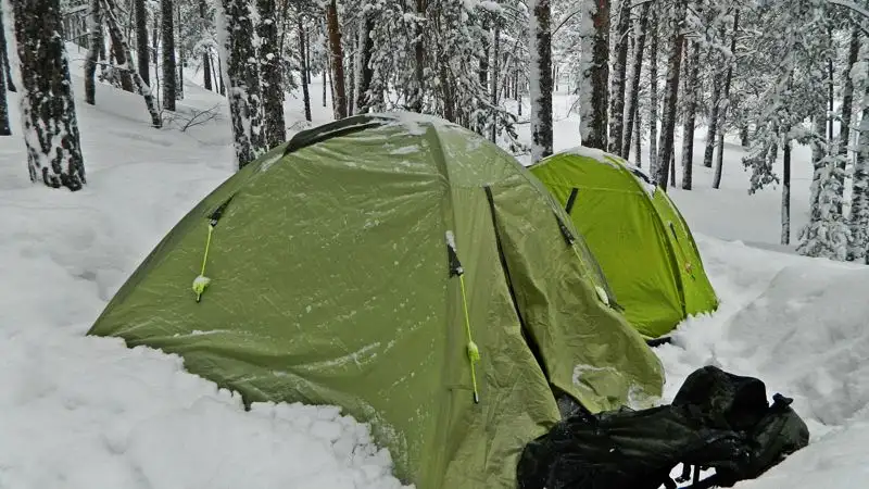 Как члены карагандинского клуба путешественников встречали Новый год в палатках на Чертовом озере, фото - Новости Zakon.kz от 31.12.2022 15:33
