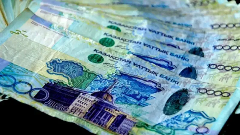 Акмолинский судоисполнитель выплатит Т900 тыс за вымогательство взятки 