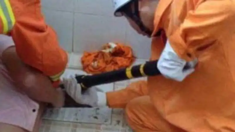 Китайца, уронившего телефон в унитаз, пришлось спасать пожарным