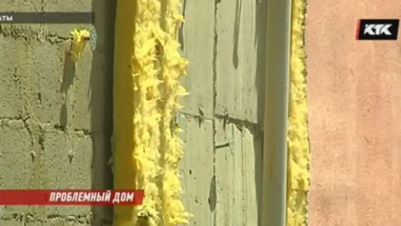 От одного из домов в алматинском микрорайоне отвалился кусок облицовки