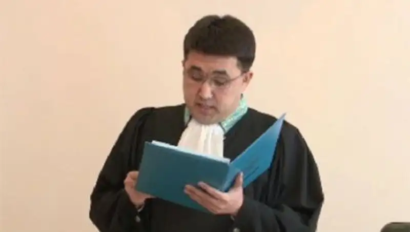 В Костанае зачитали приговор бывшим служителям Фемиды