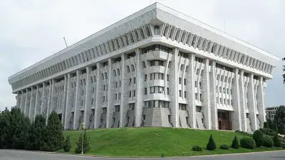 В Кыргызстане из здания парламента эвакуировали сотрудников, фото - Новости Zakon.kz от 25.11.2022 14:14