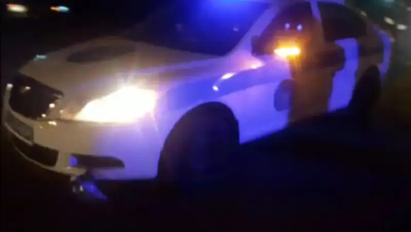 Полицейские на патрульной машине сбили девушку в Уральске