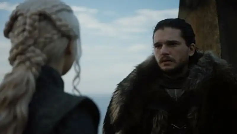 Джон Сноу и Дейенерис Таргариен предстали в образе персонажей из фильма «Служебный роман»