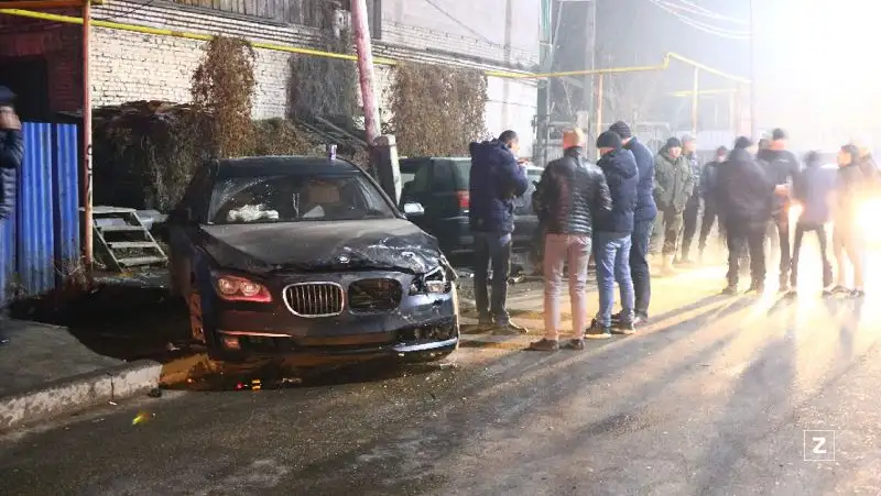 Водитель BMW протаранил припаркованные авто в Алматы