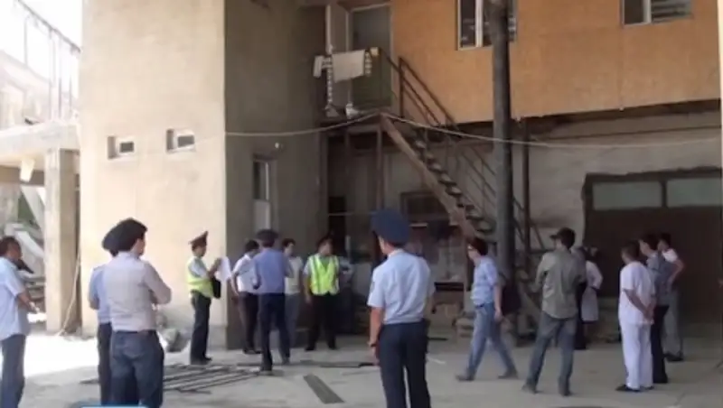 Тело новорожденного обнаружили во дворе одного из медицинских центров Шымкента