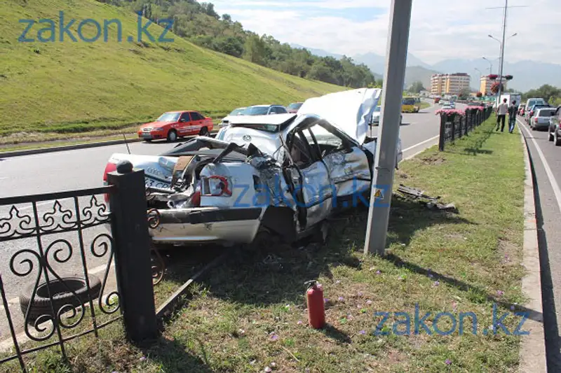 Крупное ДТП произошло сегодня утром в Алматы на Восточной объездной (фото) Крупное ДТП произошло сегодня утром в Алматы на Восточной объездной (фото), фото - Новости Zakon.kz от 22.08.2013 19:51