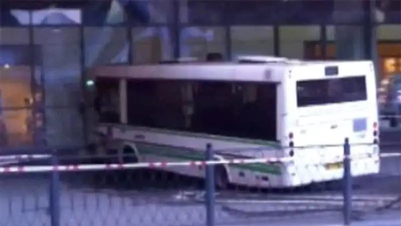 В Москве автобус с пассажирами въехал в витрину магазина