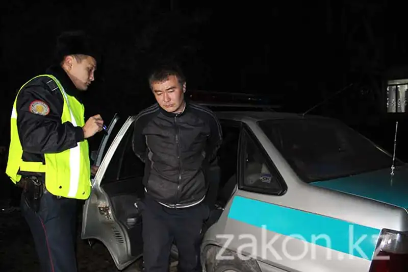 В Алматы задержали пьяного автовора (фото) В Алматы задержали пьяного автовора (фото), фото - Новости Zakon.kz от 27.11.2013 23:40