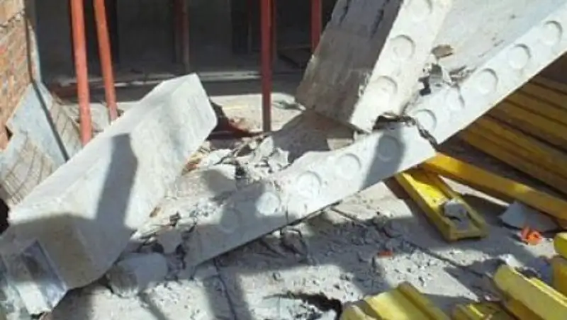 В Алматинской области двоих детей насмерть придавило бетонной плитой 