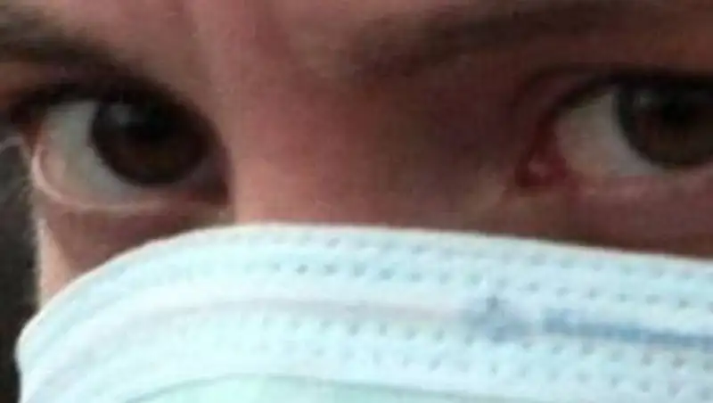 Преступник, пытавшийся ограбить или взорвать «обменник» в Алматы, был в медицинской маске