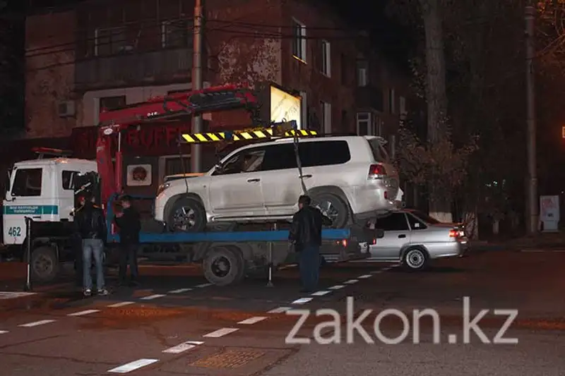 В Алматы водитель джипа после столкновения с такси утверждал, что его не было в машине, фото - Новости Zakon.kz от 13.11.2013 19:39