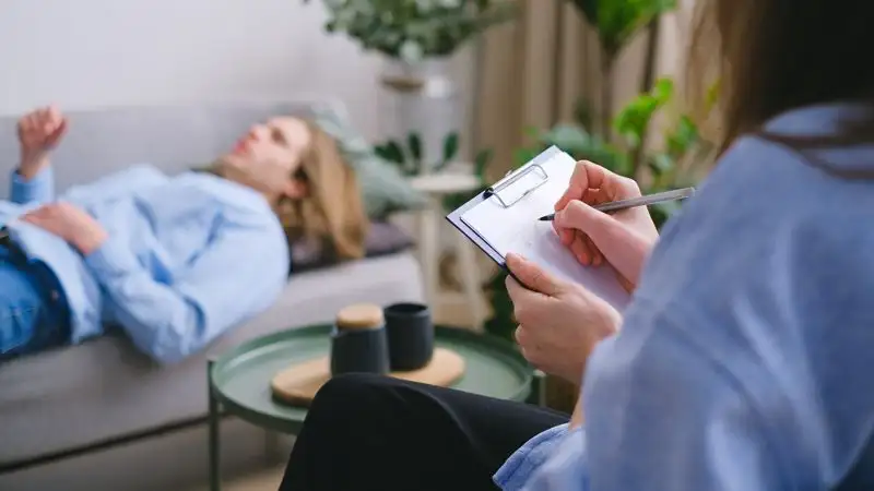 Каким требованиям должны соответствовать социальные работники