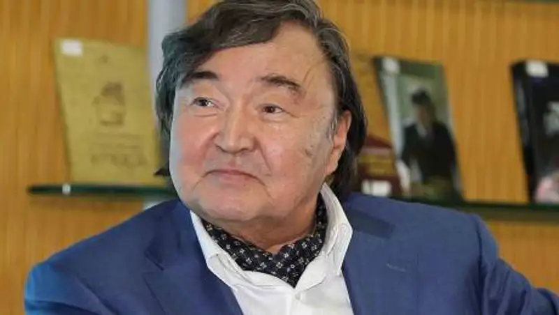 Олжас Сулейменов и его жена попали в больницу с коронавирусом