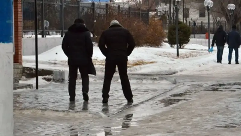 Около 50 человек в день обращаются в травмпункты Атырау из-за гололеда на улицах