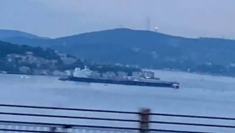 В проливе Босфор остановили движение из-за аварии на нефтеналивном танкере