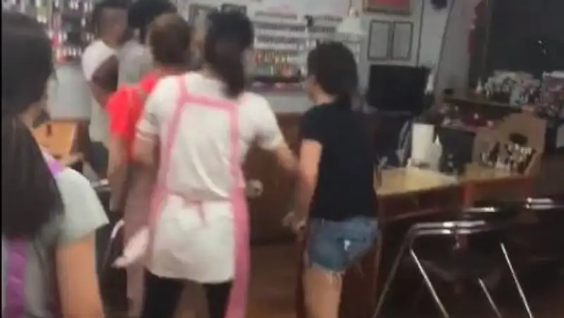 Мастера салона красоты недовольные клиентки побили палками