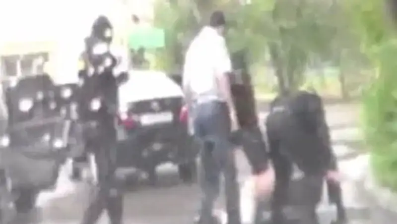 По подозрению в подбросе наркотиков судят полицейского