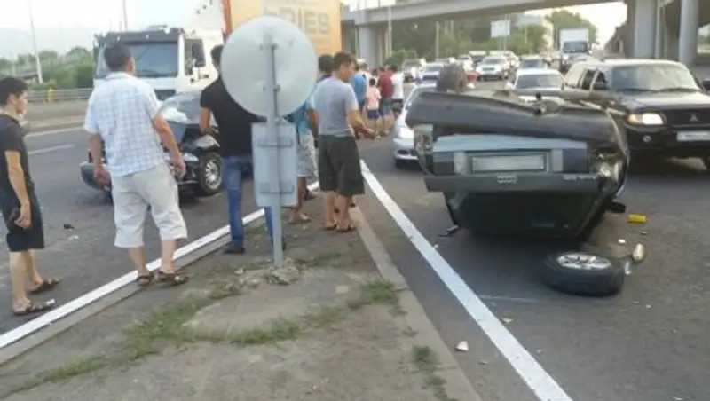 В Алматы в ДТП пострадали два человека