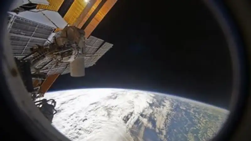 Российский космонавт опубликовал фото озера Балхаш из космоса