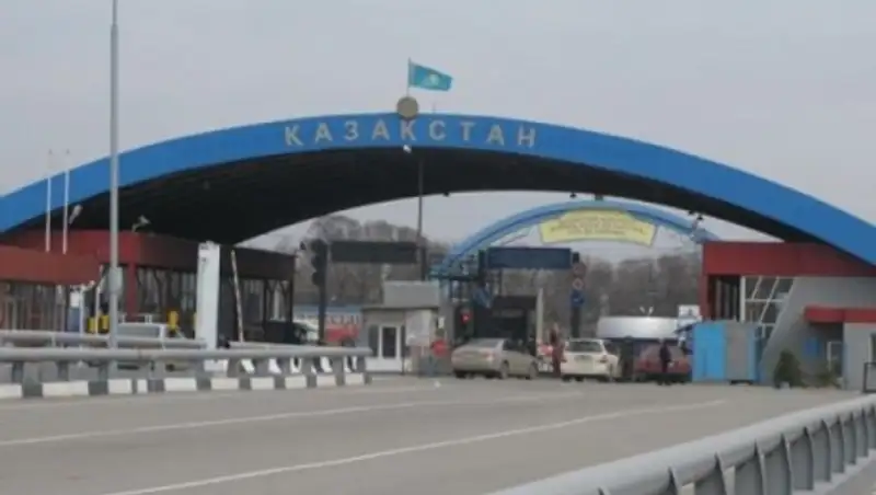Власти Кыргызстана обещают отменить экопошлину для казахстанцев