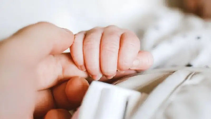 Недоношенного новорожденного нашли во дворе дома в Караганде