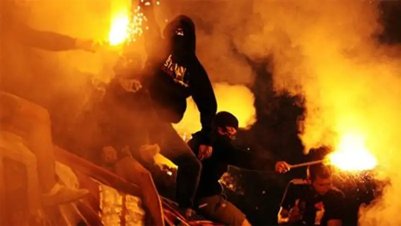 Более 500 фанатов «Рубина» задержаны за пожар и вандализм на казанском стадионе  