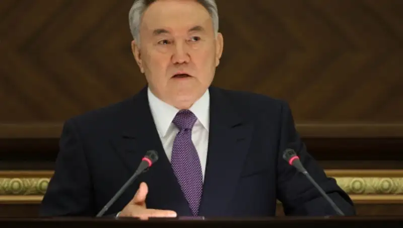 Назарбаев поручил предусмотреть бонусы для госслужащих по результатам их труда