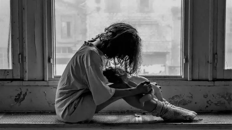 В Актау погибла девушка, выпав из окна