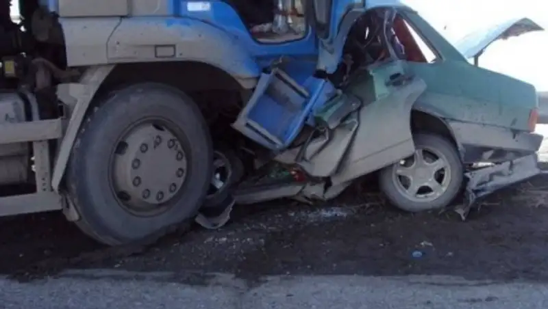 В Индии машина с паломниками врезалась в грузовик, 11 человек погибли