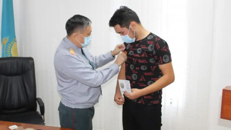 Жителей Текели наградили за спасение тонувшей девочки