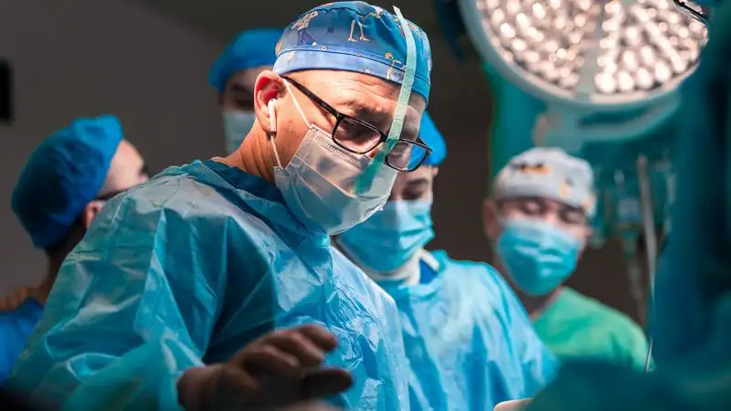 Врач с мировым именем вновь прооперировал казахстанских детей