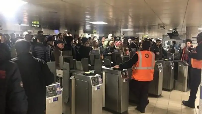 Более 15 человек пострадали в лондонском метро