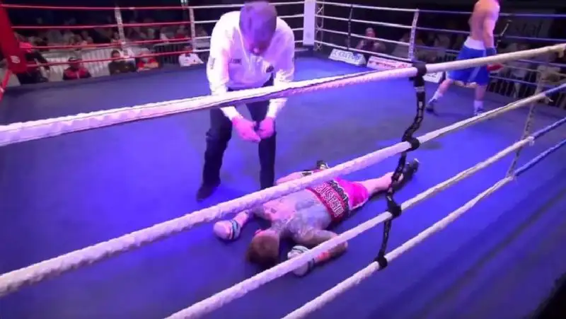 Блогер вышел на ринг против профессионала и проиграл нокаутом