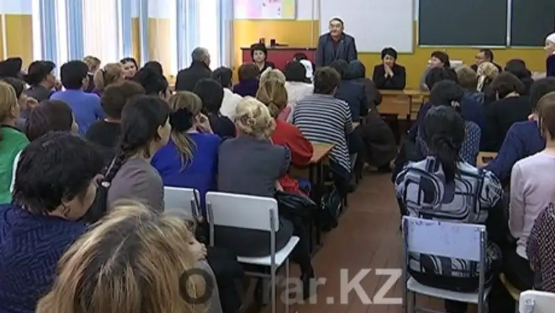 Педагоги школы № 33 в Шымкенте на экстренном собрании рассказали о директорских поборах