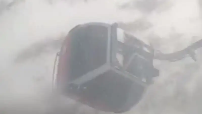 На Шымбулаке произошла остановка гондольной дороги