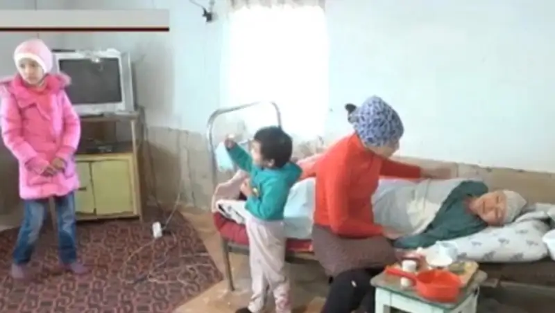 В Атырауской области под завалами дома может оказаться семья инвалидов