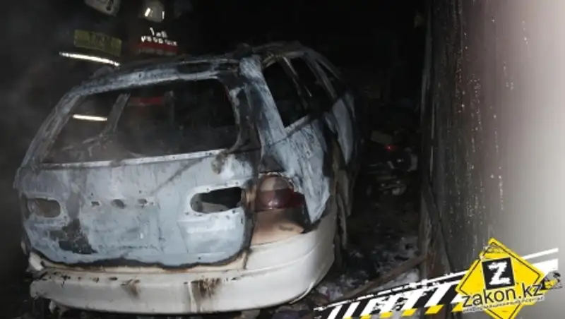 Пожар в Алматы уничтожил частный дом и две машины